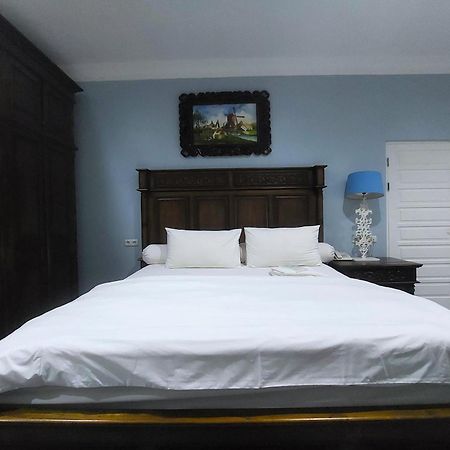 Nonie'S Huis Hotel Medan Buitenkant foto