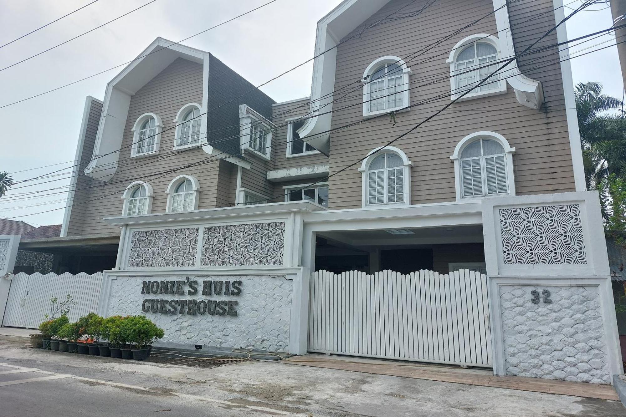 Nonie'S Huis Hotel Medan Buitenkant foto
