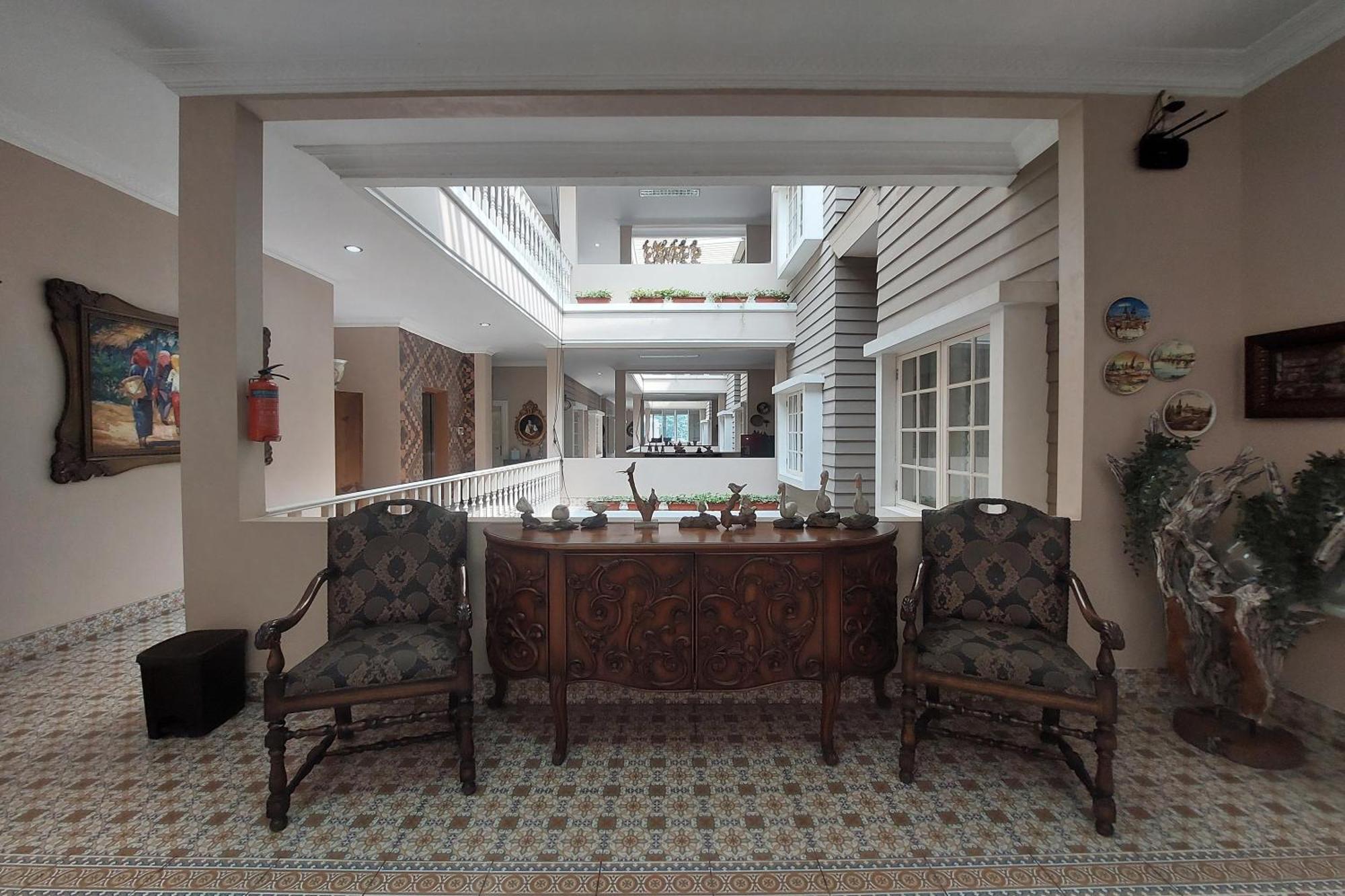 Nonie'S Huis Hotel Medan Buitenkant foto